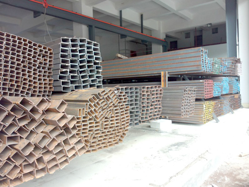 中国钢材生产消费量创新高